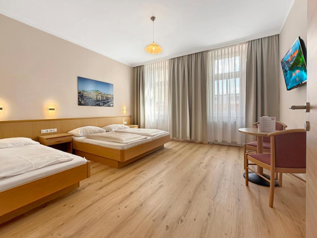Postel nebo postele na pokoji v ubytování Hotel-Pension Fünfhaus