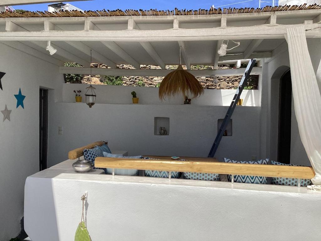 a room with a bench on top of a building at La Maison de Bella in Lefkes
