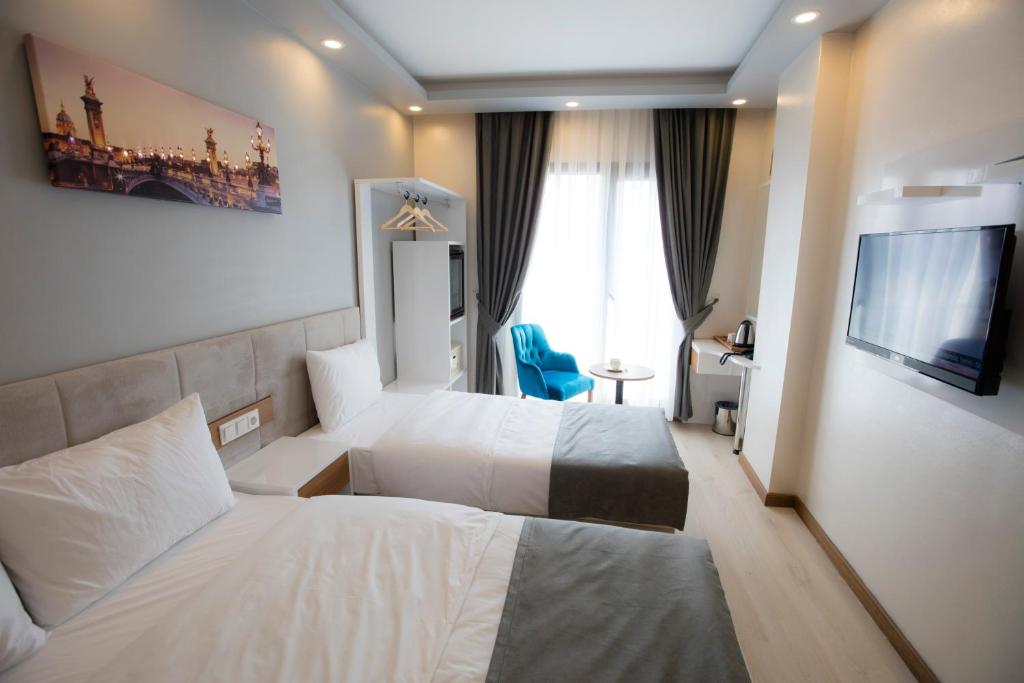 TV a/nebo společenská místnost v ubytování Royal İnci Hotel