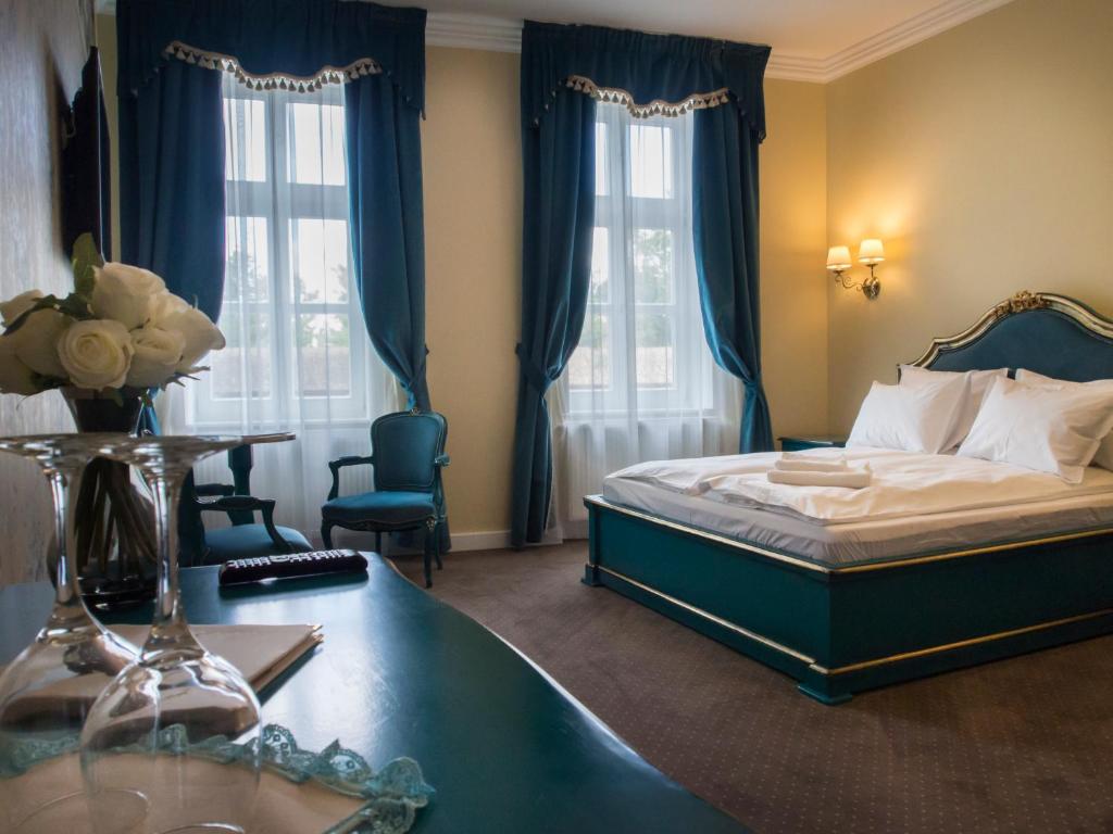 um quarto de hotel com uma cama e uma secretária em Maison Elysée em Sibiu