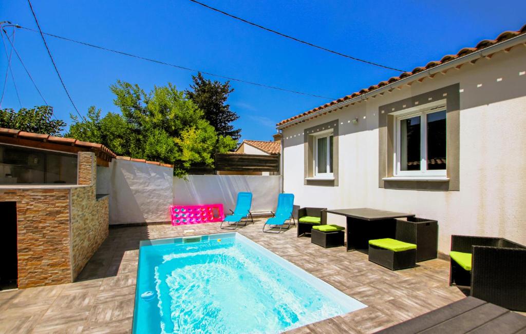 un cortile con piscina, tavolo e sedie di Amazing Home In Morières Les Avignon a Morières-lès-Avignon