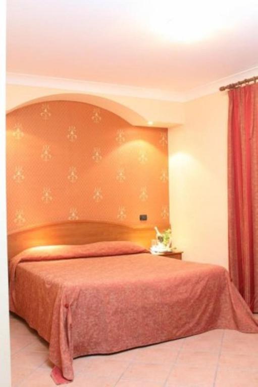 Łóżko lub łóżka w pokoju w obiekcie Hotel Stefano a Melito