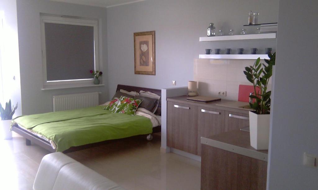 プツクにあるApartament Juventini PTのベッドとデスクが備わる客室です。