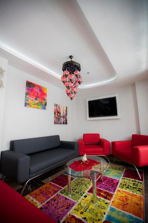 TV a/nebo společenská místnost v ubytování Royal İnci Hotel