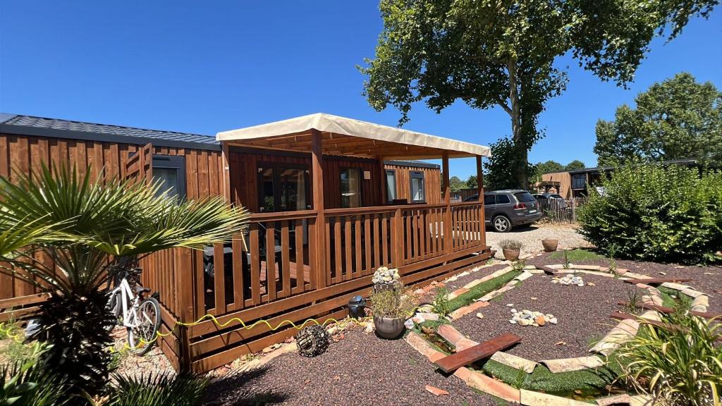 un belvédère dans une cour à côté d'une maison dans l'établissement Mobilhome tout confort, à La Teste-de-Buch
