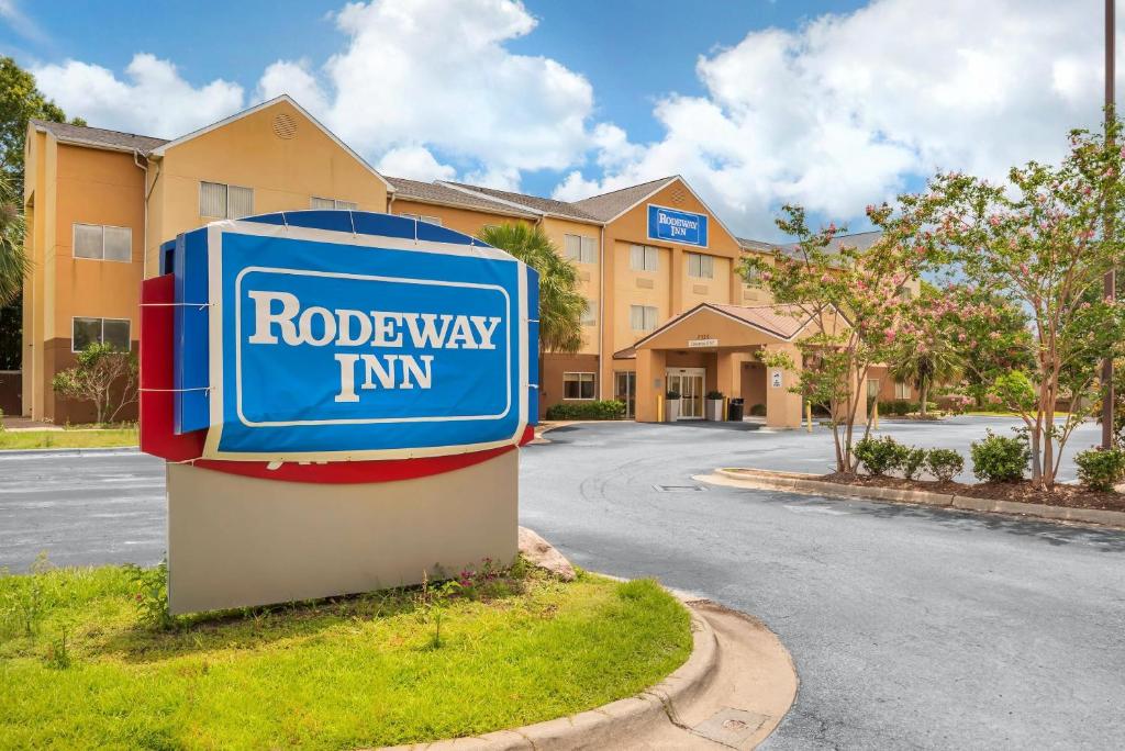 a sign in front of a road way inn at Rodeway Inn in Pensacola