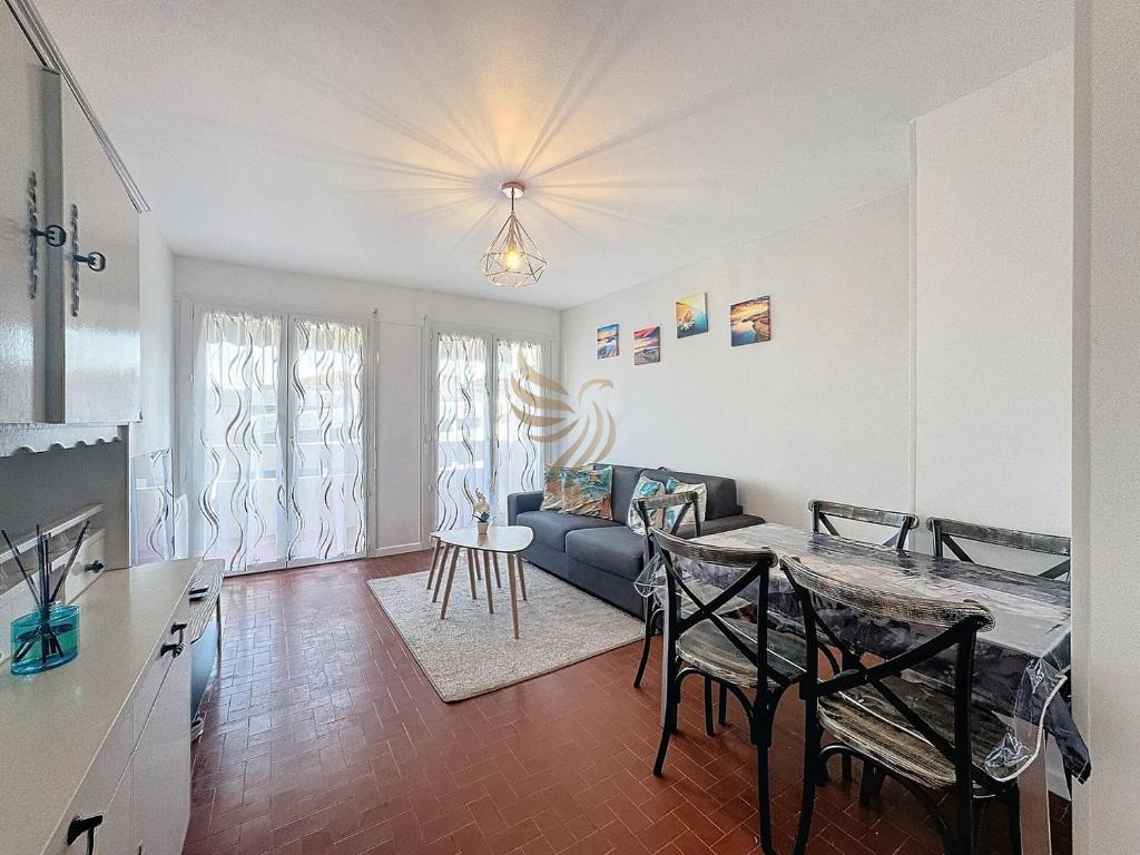 un salon avec un canapé et une table dans l'établissement T2 L'Etoile du Sud -4pers-plage, port 5 min wifi parking - CapitalChic Services Fréjus Plage, à Fréjus