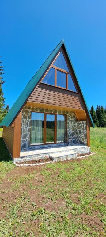 Το κτήριο όπου στεγάζεται  η παραθεριστική κατοικία