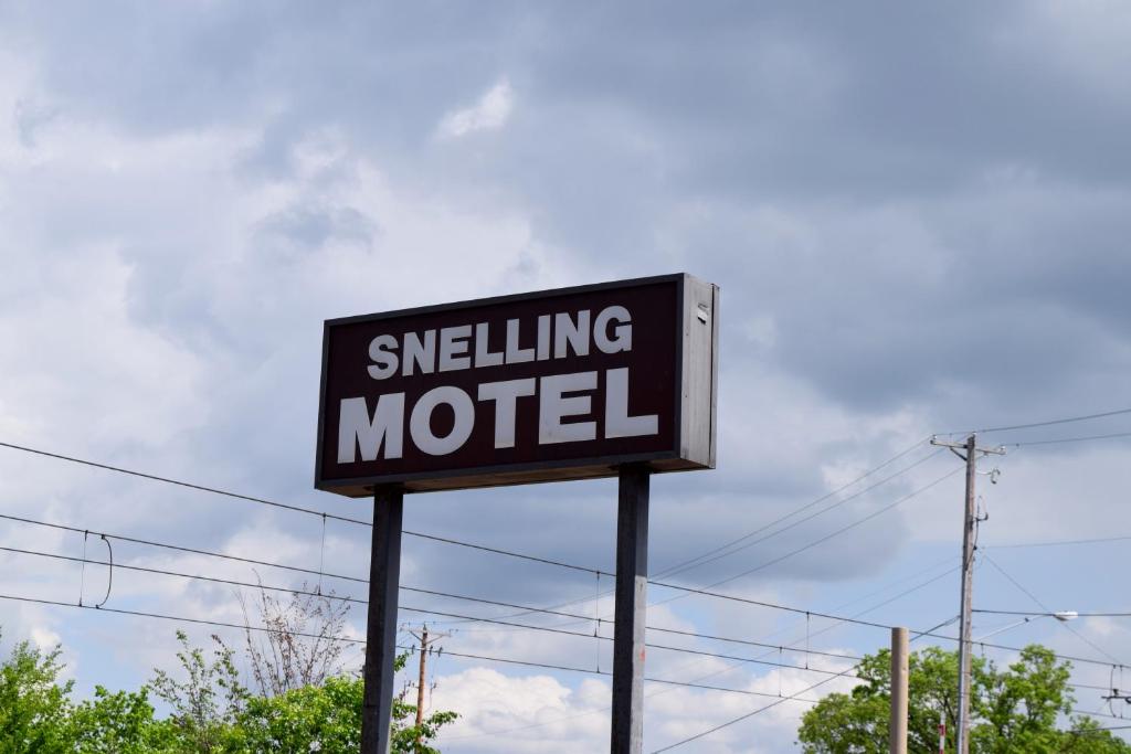 a sign for a switching motel on a street at Snelling Motor Inn in Minneapolis
