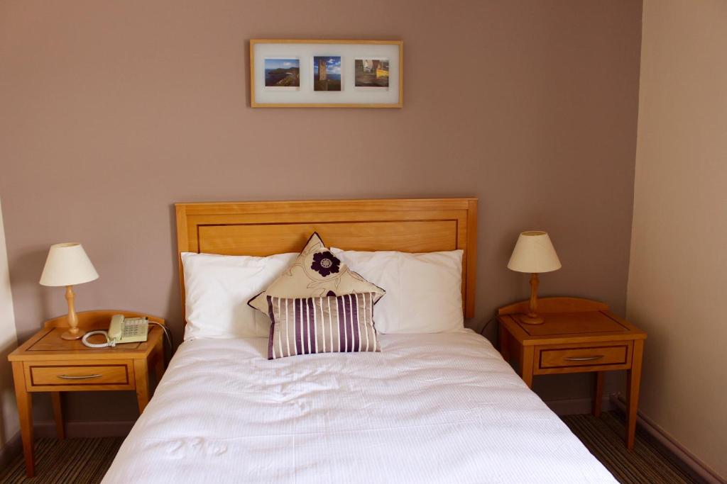 Postel nebo postele na pokoji v ubytování Achill Sound Hotel - Ostan Ghob A'Choire