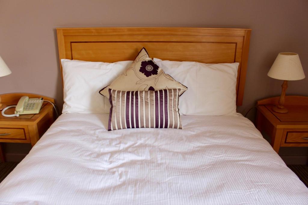 Postel nebo postele na pokoji v ubytování Achill Sound Hotel - Ostan Ghob A'Choire