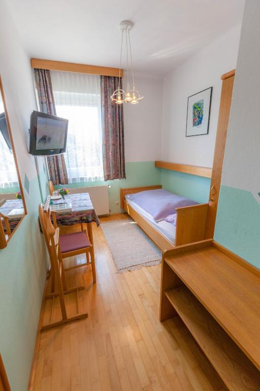 TV a/nebo společenská místnost v ubytování Gasthaus-Gostišče-Trattoria Ogris