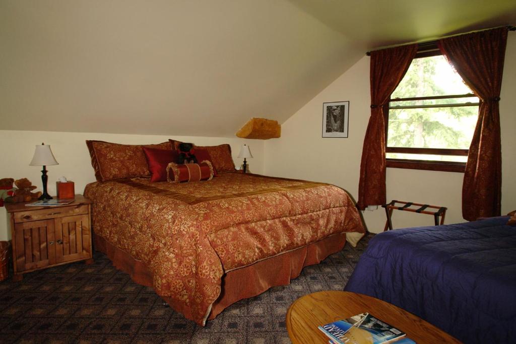 Postel nebo postele na pokoji v ubytování The Garrison Inn a Montana Bed & Breakfast