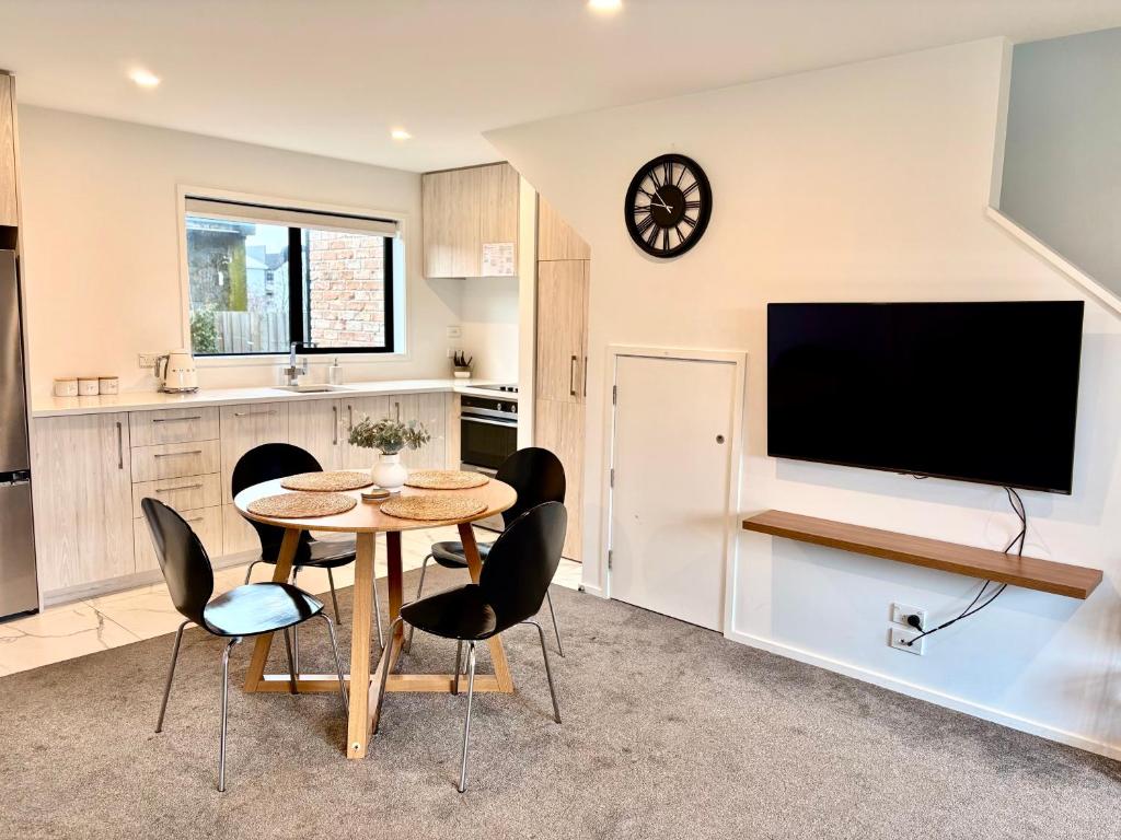 Close to Arena and one kilometer from Railway station onsite EV car park - Resim 8