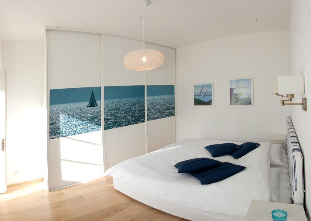 Stylish Theatre Apartments - 12