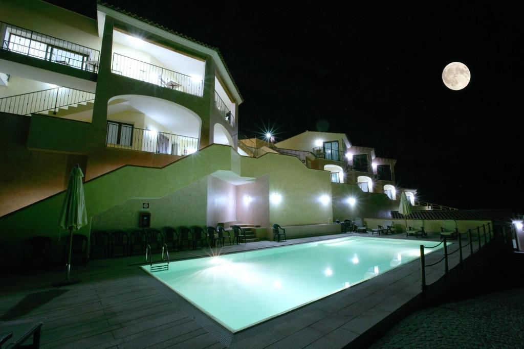 Basen w obiekcie Hotel Castello Budoni lub w pobliżu