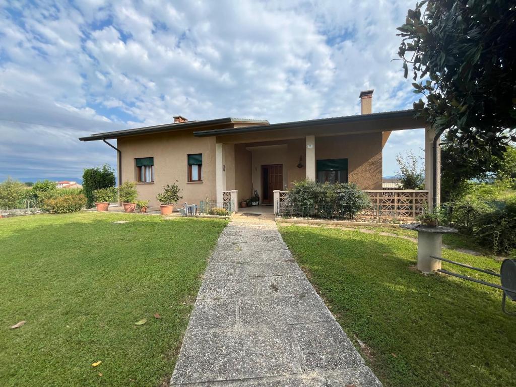 Altivoleにあるcasa Giovannaの草の庭のある家