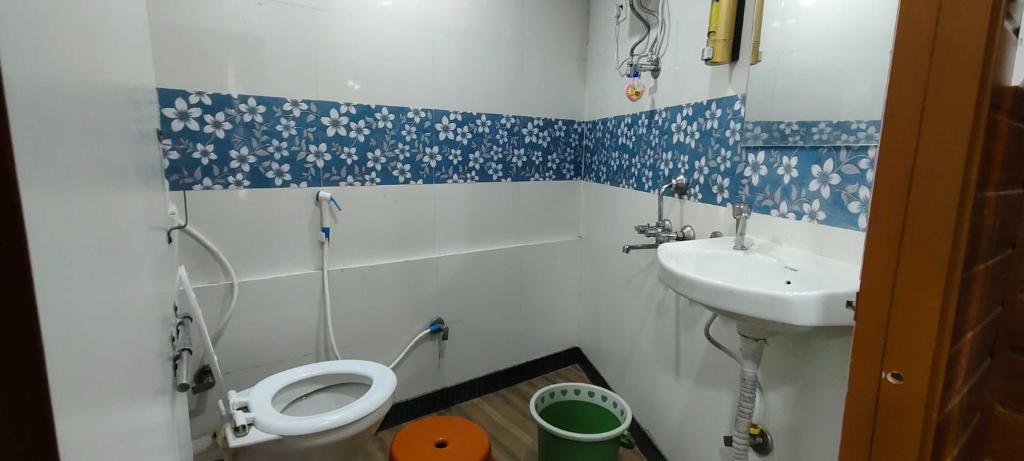 a small bathroom with a toilet and a sink at Hotel O Shiv Vandana Inn in Thane
