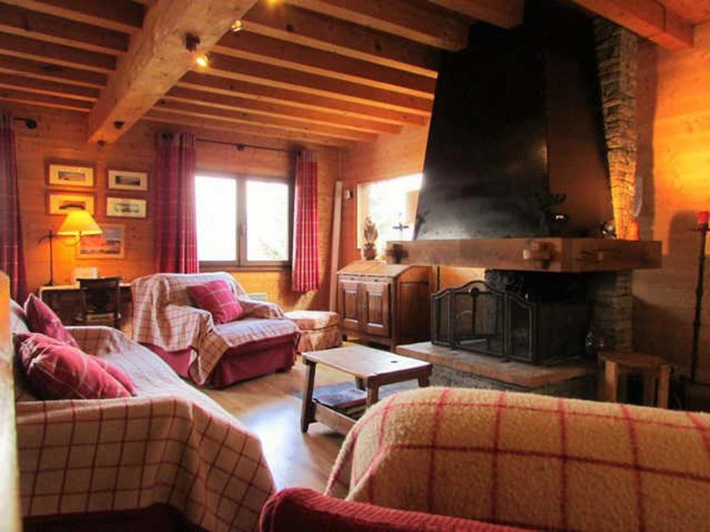 a living room with two couches and a fireplace at Chalet aux Coches 10 pers. | 7 min des pistes, internet et parking gratuits - FR-1-329-18 in Bellentre