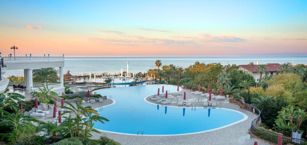 Výhled na bazén z ubytování Starlight Resort Hotel nebo okolí