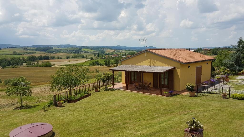 widok z powietrza na dom w polu w obiekcie Casina di Pacina w mieście Abbadia di Montepulciano