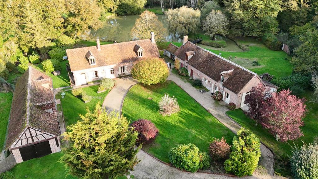an aerial view of a house with a yard at Ferme Boisquillon in Marcilly-en-Gault