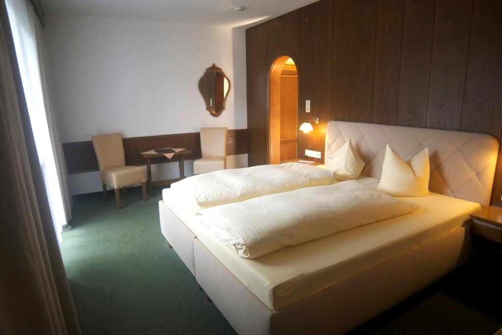 Postel nebo postele na pokoji v ubytování Hotel Sonnhof