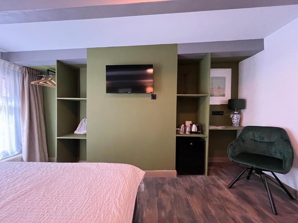 Central Guest Rooms - Standard Double Room With Private Bathroom