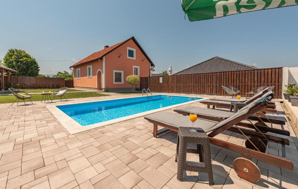 Πισίνα στο ή κοντά στο 3 Bedroom Stunning Home In Otocac