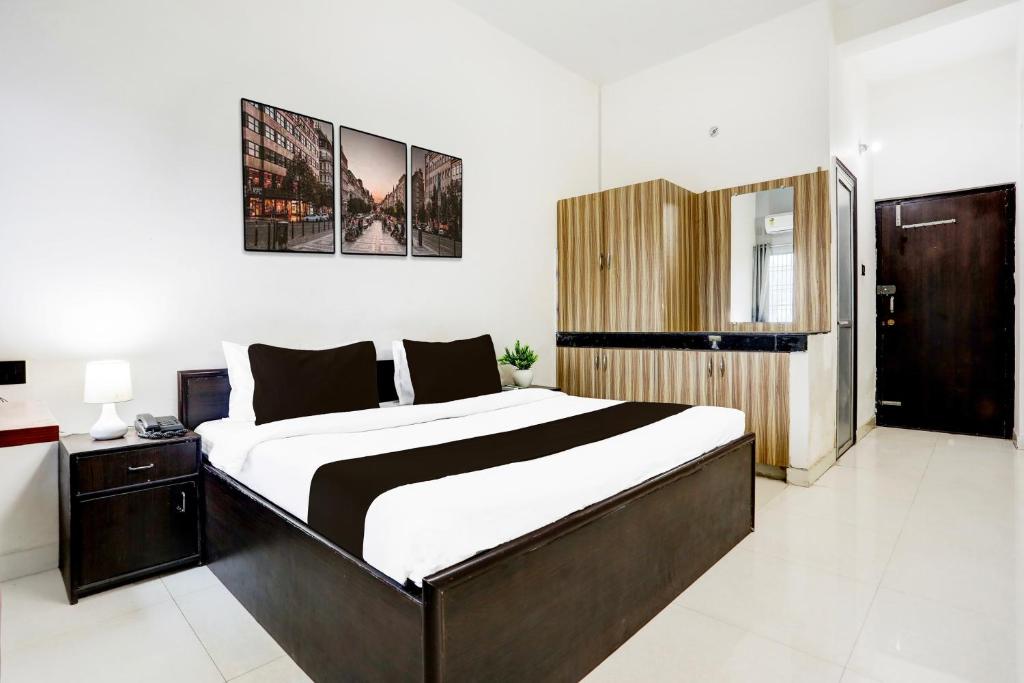 a bedroom with a large bed in a room at Hotel O Shivam Grand in Gorakhpur