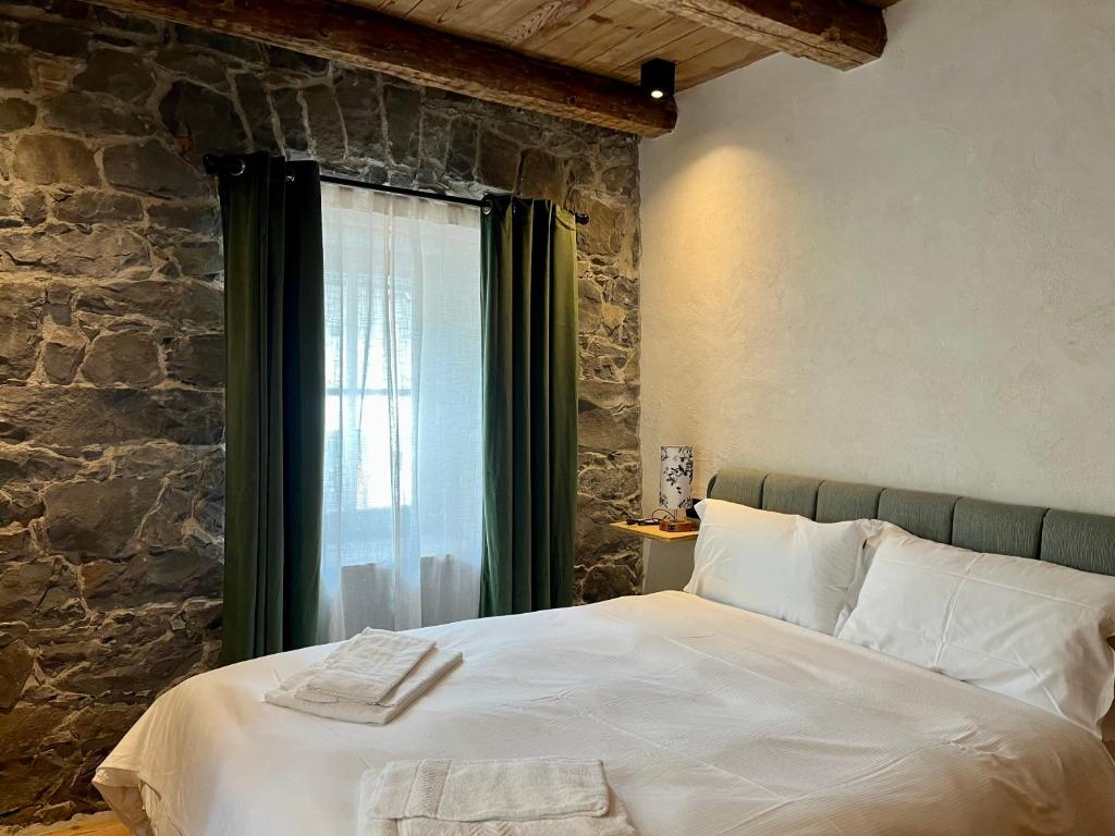 ロッカ・ピエトーレにあるCasa Aliceの石壁のベッドルーム1室