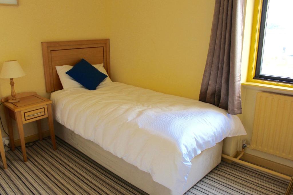 Postel nebo postele na pokoji v ubytování Achill Sound Hotel - Ostan Ghob A'Choire