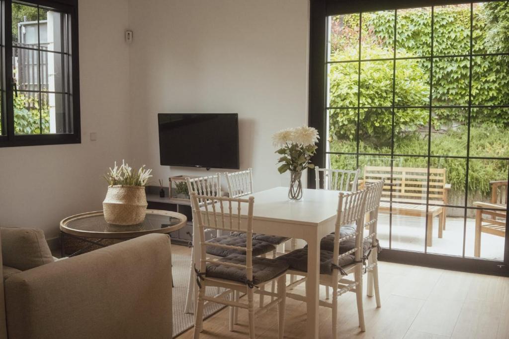 Μια τηλεόραση ή/και κέντρο ψυχαγωγίας στο Apartamentos Santamarta