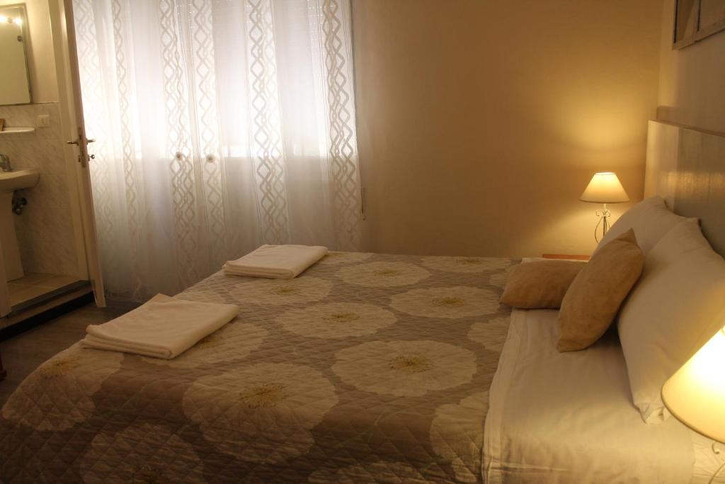 Postel nebo postele na pokoji v ubytování Affittacamere La Spezia Inn