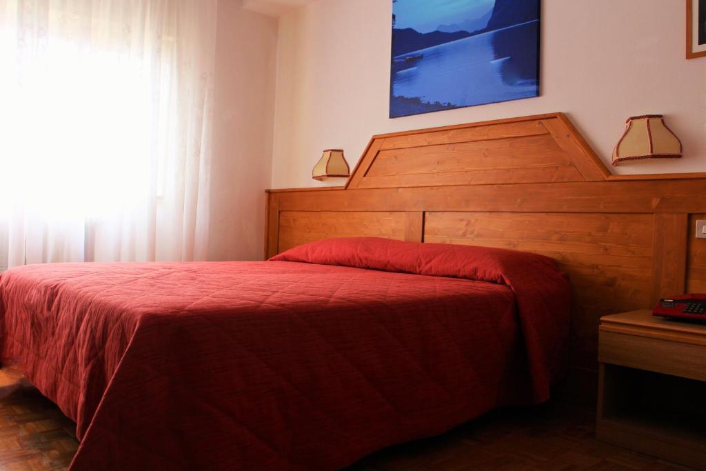 Postel nebo postele na pokoji v ubytování Hotel Paganella