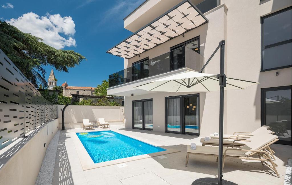 une villa avec piscine et une maison dans l'établissement Nice Apartment In Tar, à Tar