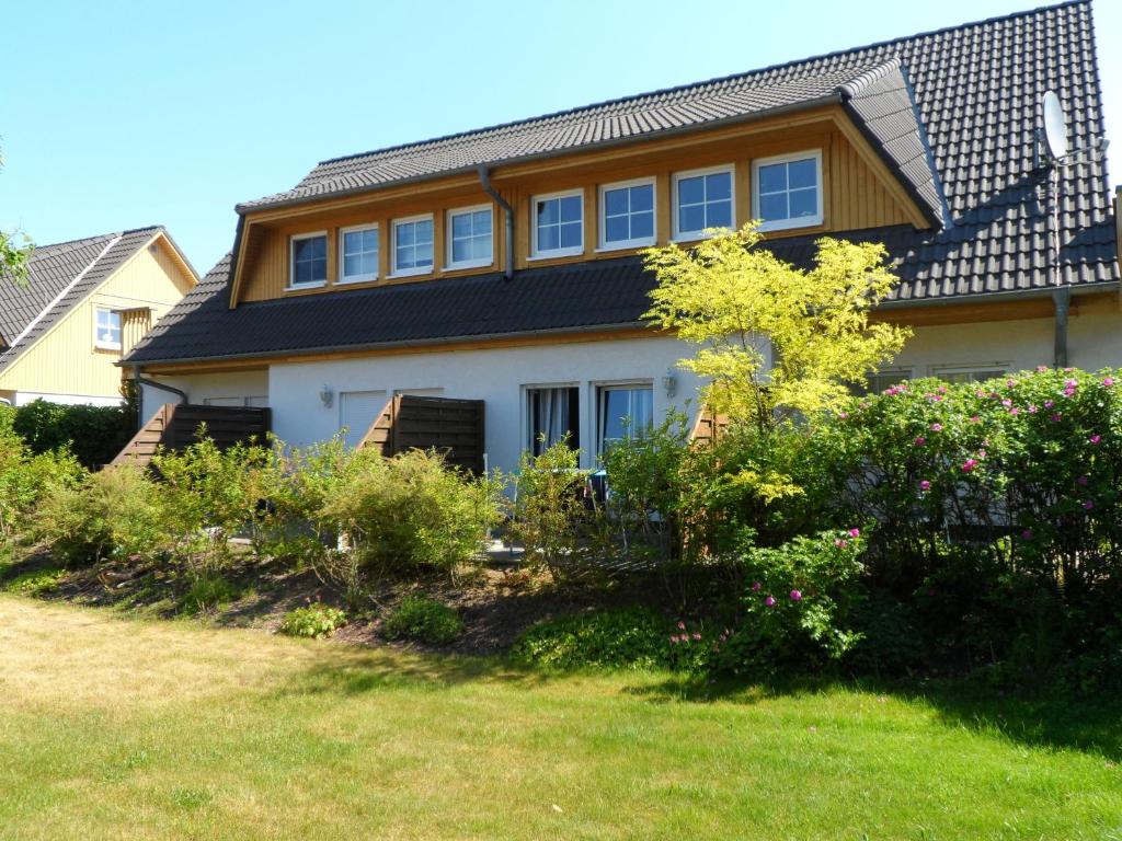 a house with a lot of plants in the yard at Koserow, Förster-Schrödter-Str 16 WE 2 in Ostseebad Koserow