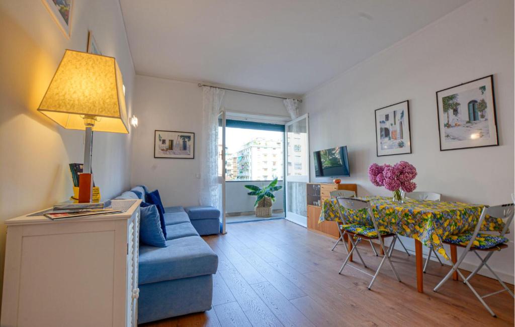 Μια τηλεόραση ή/και κέντρο ψυχαγωγίας στο Lovely Apartment In Rapallo With Wifi