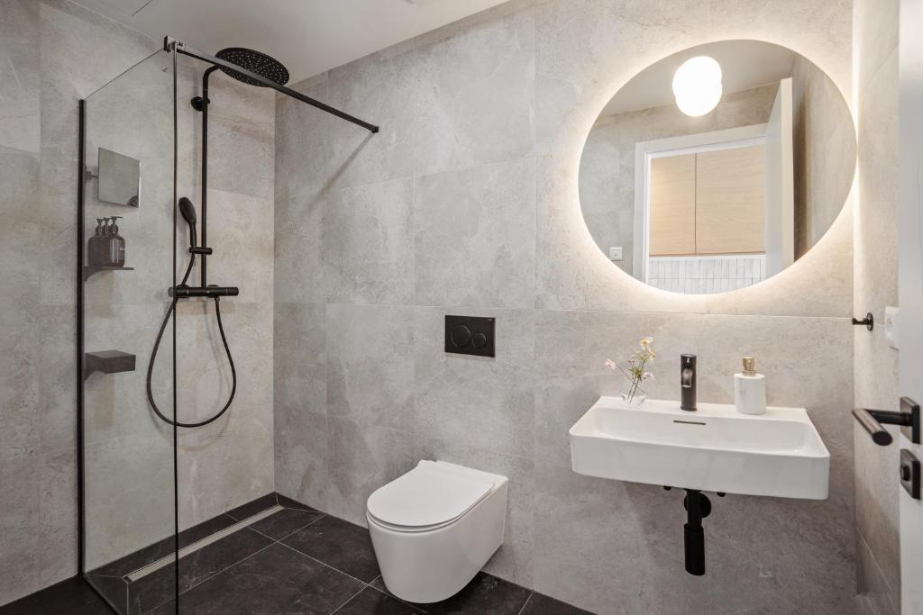 Turnkey I Henry's Tower Apartments - 8