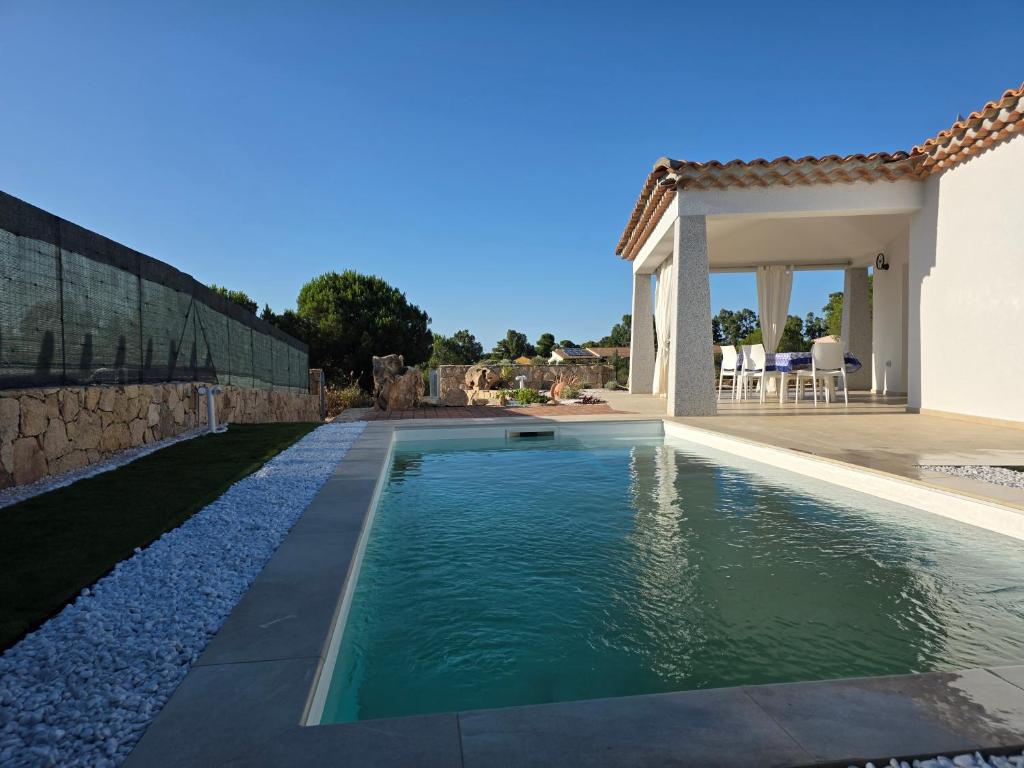 une piscine devant une maison dans l'établissement Villetta Lucy - Budoni Sweet Home, à Tanaunella