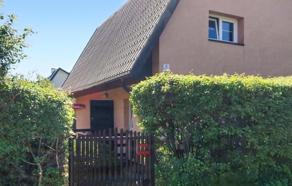 una casa con una valla negra delante en 4 Bedroom Stunning Home In Rowy, en Rowy