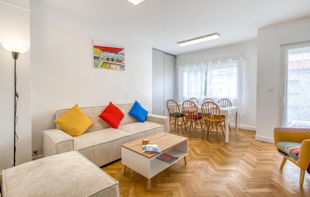 ein Wohnzimmer mit Sofa und Tisch in der Unterkunft Appartement Proche Plage in Royan