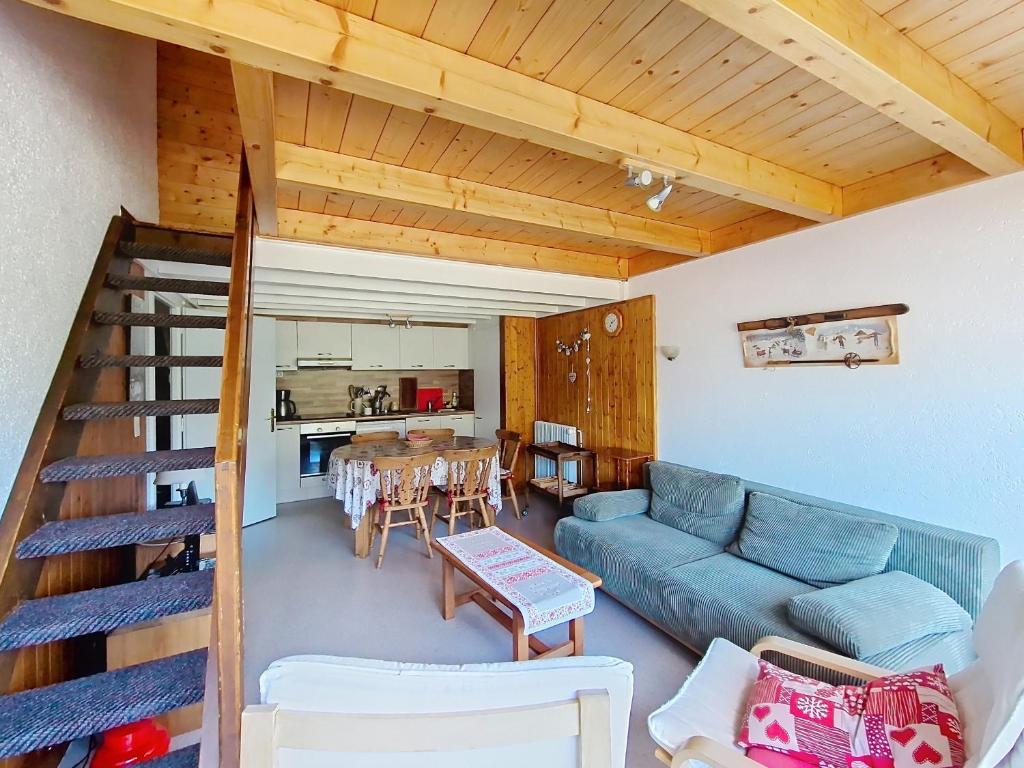 un salon avec un canapé bleu et une table dans l'établissement Castel des Neiges CSA4 CENTRE & VIEW 6 Pers, à Châtel