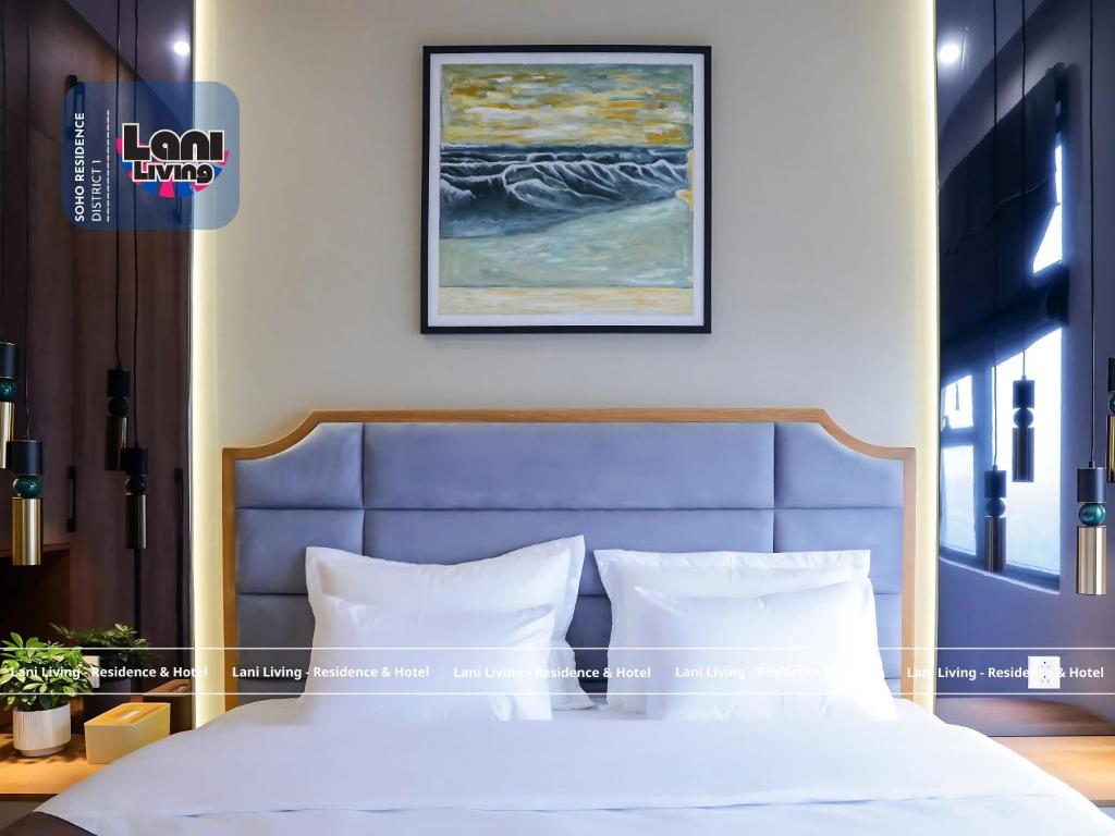 Schlafzimmer mit einem Bett mit blauem Kopfteil in der Unterkunft Lani Living - Residence & Hotel in District 1 in Ho-Chi-Minh-Stadt