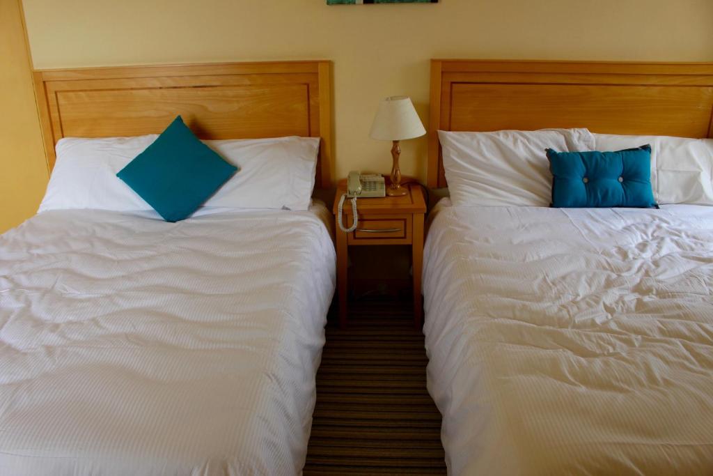 Postel nebo postele na pokoji v ubytování Achill Sound Hotel - Ostan Ghob A'Choire