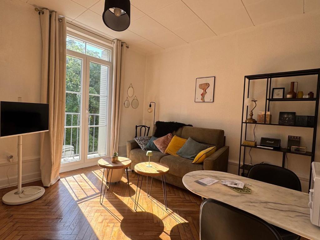 un salon avec un canapé et une table dans l'établissement Studio cosy avec piscine et balcon, Aix-les-Bains - FR-1-555-115, à Aix-les-Bains
