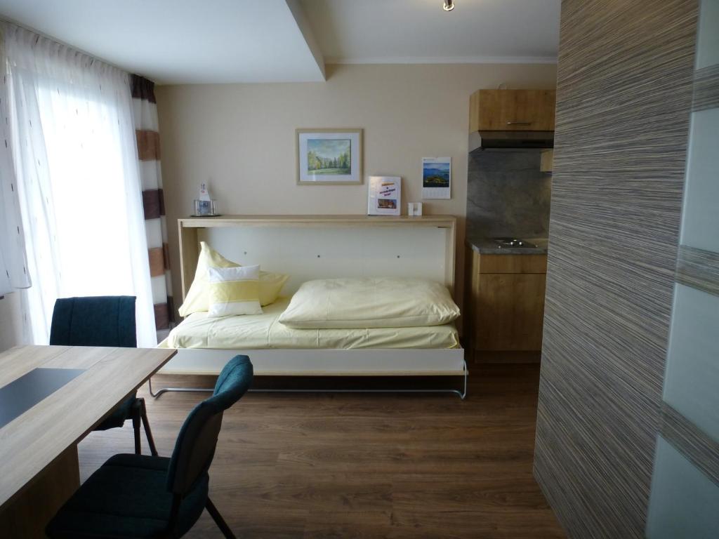 Postel nebo postele na pokoji v ubytování Hotel-Gasthof "Zum Bartl"