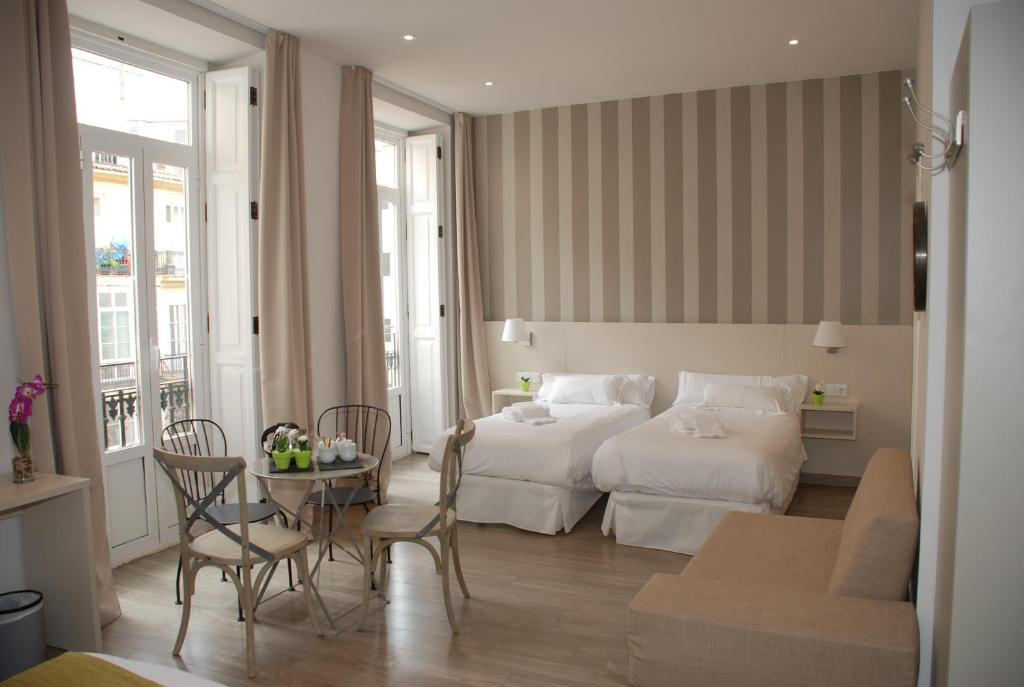 une chambre d'hôtel avec un lit et une table dans l'établissement Hotel San Lorenzo Boutique, à Valence