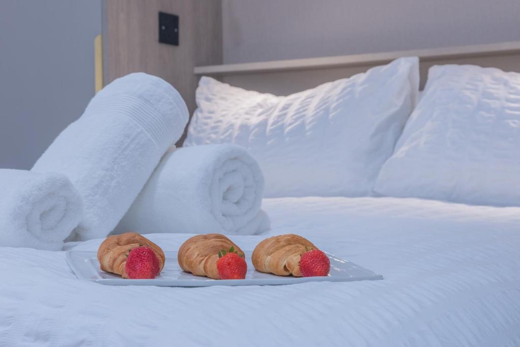 tre fragole su un piatto su un letto di Unit 1 Stylish & Chic 1-BR Flat, Free Wi-Fi, Free Parking, Intimate Location a Sheffield