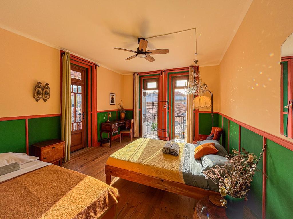 a bedroom with green and yellow walls and a bed at Soul - Coliving in Vila Franca de Xira